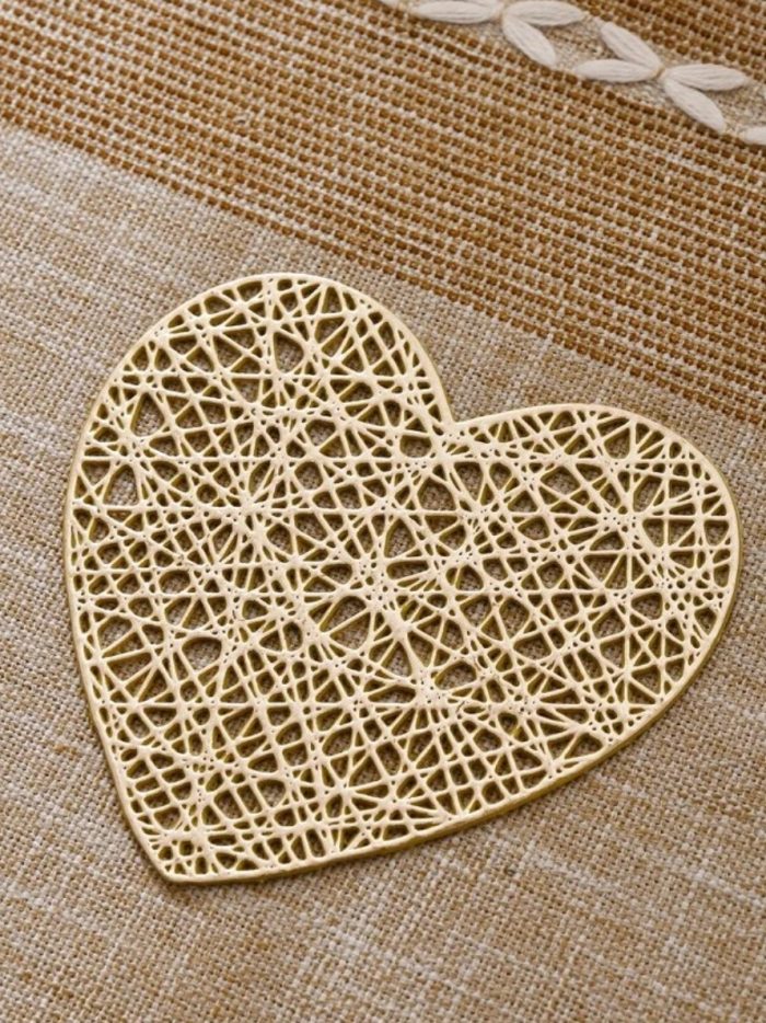Posavasos dorado forma de corazón, estilo nórdico. - Imagen 3